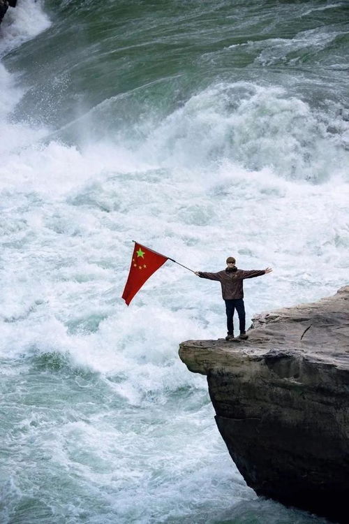 景区回应李现虎跳峡举国旗，彰显爱国情怀